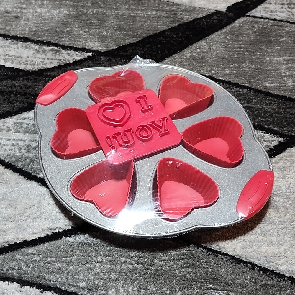 BRADSHAW HEART ❤️ SHAPED BAKING PAN W/ SILICONE MOLDS NEW CUPCAKES